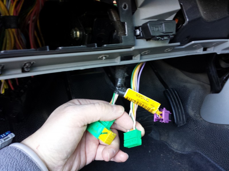 Datei:Stecker Pedalwerk zugaenglich.jpg