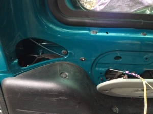 Kofferraum LED Oben Kabelführung 02.JPG